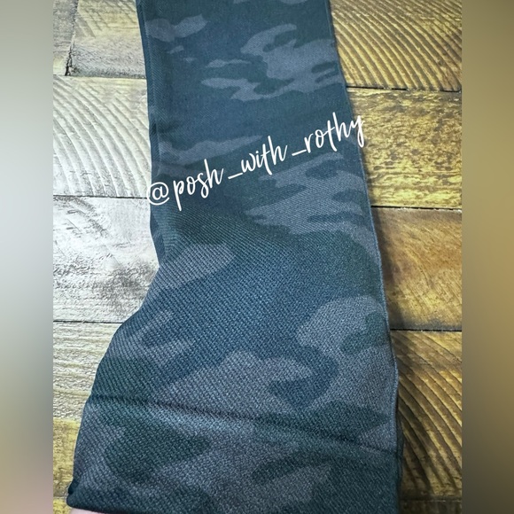 Spanx Look At Me Now Black Camo Leggings, NWT - Picture 4 of 14